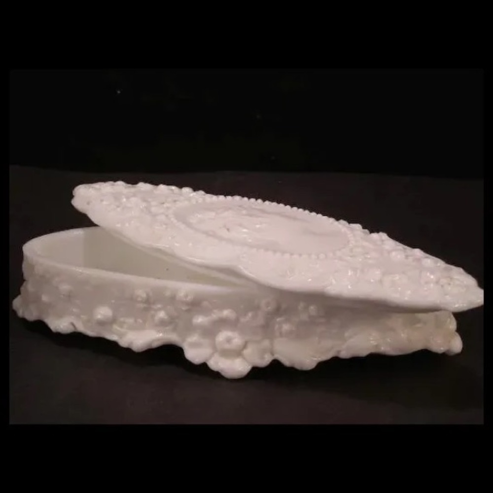 VTG Fostoria Jenny Lind Milk Glass Glove Box Lidded Vanity Trinket Dish MINT